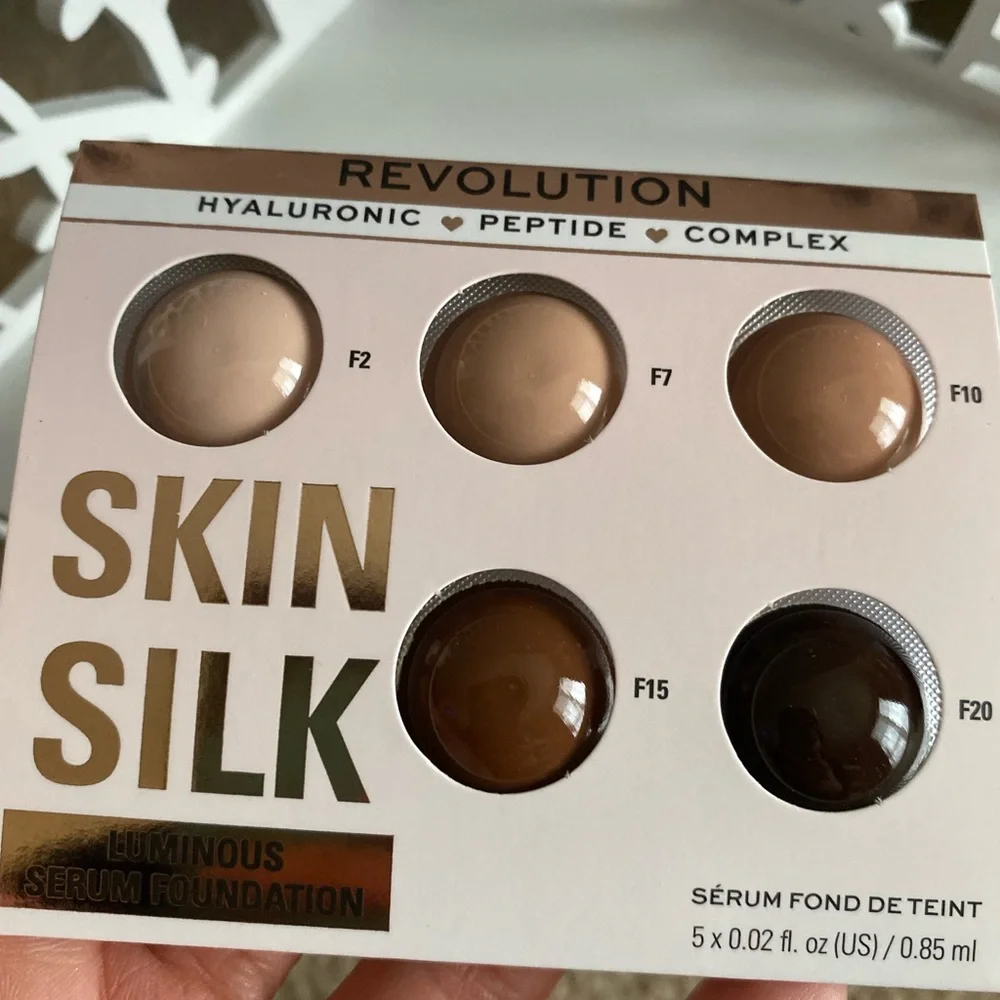 Revolution Skin Silk Luminous Serum Foundation SAMPLE